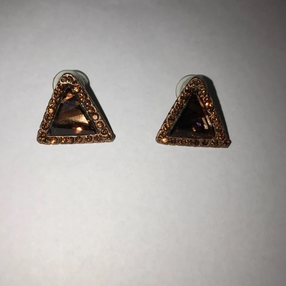*SAMPLE* UNSIGNED CLARA KASAVINA TRIANGLE GOLDTONE/BRASSTONE CRYSTAL EARRINGS - Picture 3 of 4